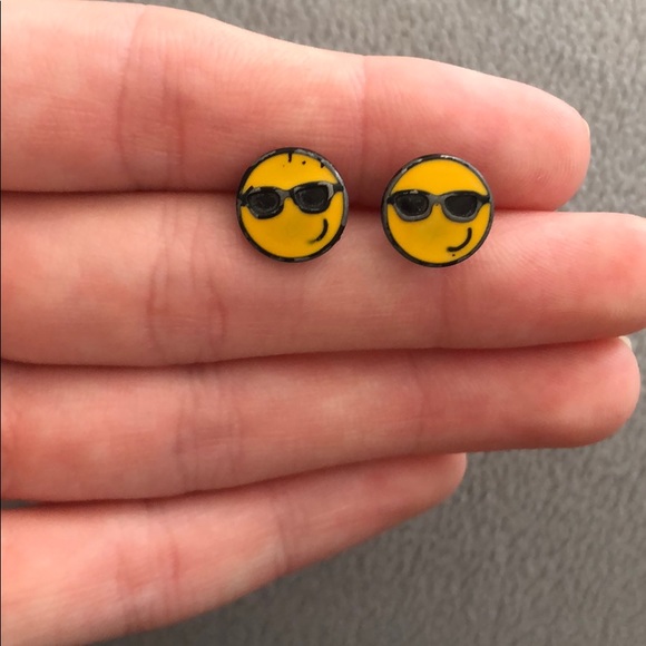 Emoticon earring set - Picture 4 of 4